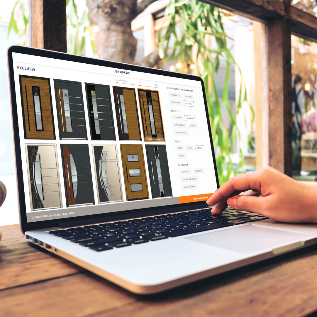 Laptop zeigt den Haustür-Konfigurator